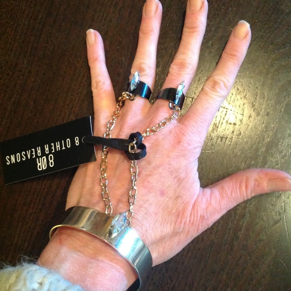 SALE aMAzing hand chain bracelet💕💕 - Picture 2 of 3